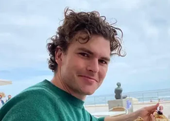 Vance Joy real name, net worth, wife, married, daughter, where does he live